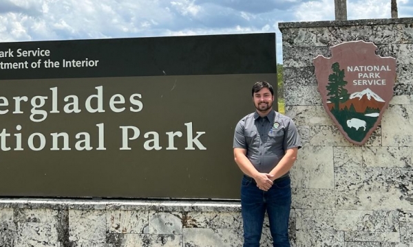 EKU alum, Kyle Januska, stands in front of the sign for Everglades National park